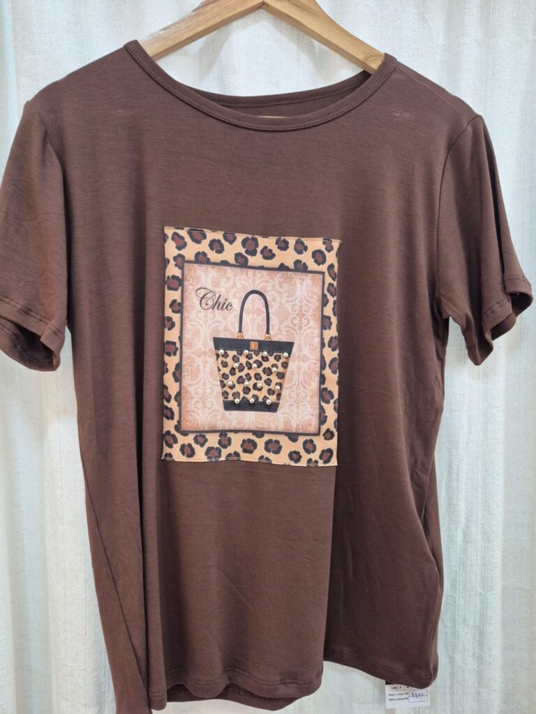 T-shirt com desenho de , animal, pedra etc. Tamanho GG