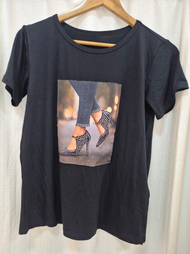 T-shirt desenho com salto alto e calça jeans. Tamanho G