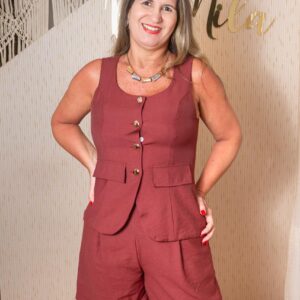 conjunto short colete fechado botões dourado, no tecido marram, na cor branca. g