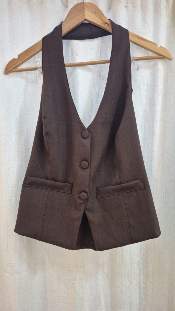 Conjunto short colete frente única. alfaiataria na cormarrom. G/M