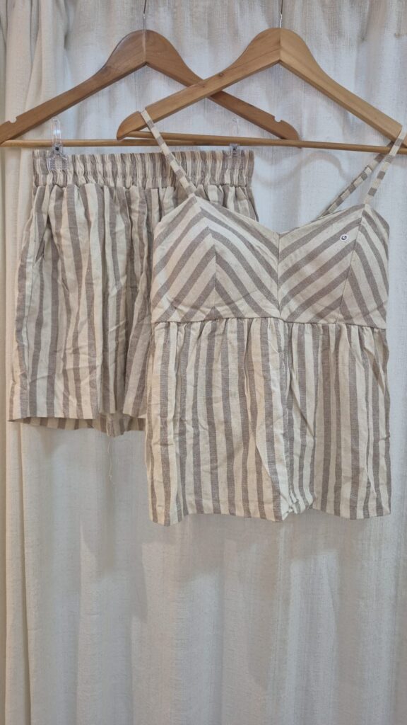 conjunto short linho, na cor marrom e bege listrado. G
