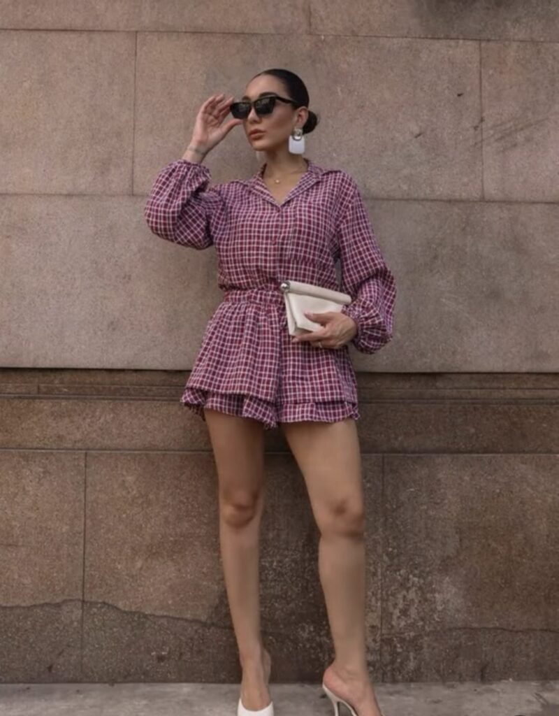 Conjunto short saia badados e camisa manga larga, no crepe, na cor vinho e branco.M