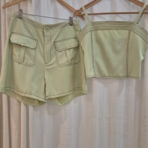 conjunto short e topper pespontado, alfaiataria, na cor verde claro. g
