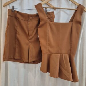 conjunto short corselet babado. tecido sarja, na cor marrom. gg