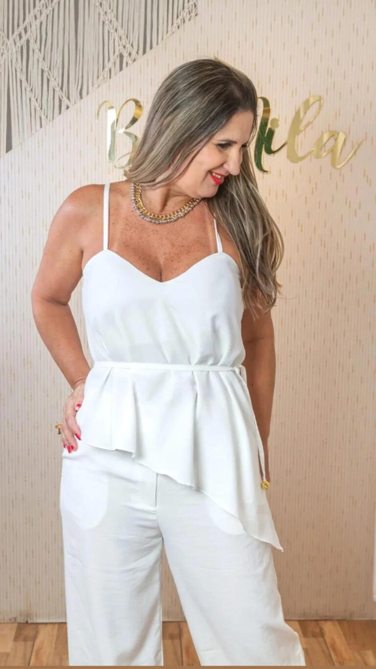 Conjunto contendo calça e bata assimétrica.