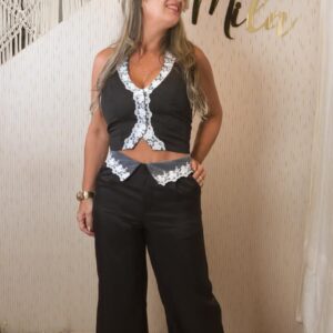 conjunto calça corselet, alfaiataria, na cor preta com renda renda brança. m