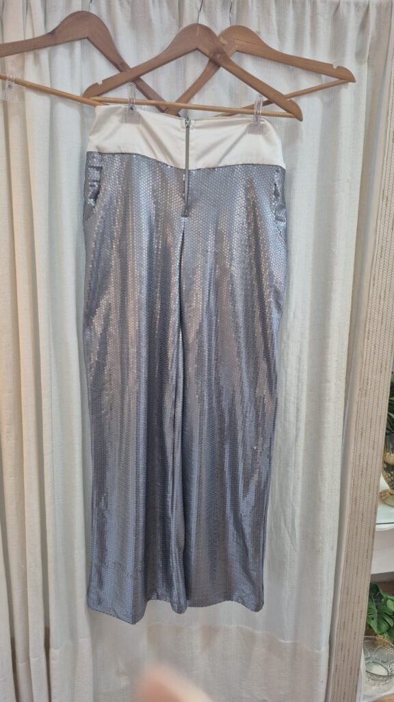 Conjunto calça paetê e, tomara que caia, preta. U