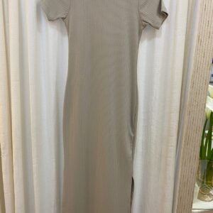 vestido midi canelado, justo, manga curta. tamanho único