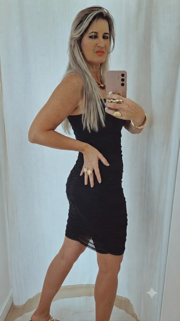 Vestido de tule, pregueado nas laterais com alcinha na cor preta. U