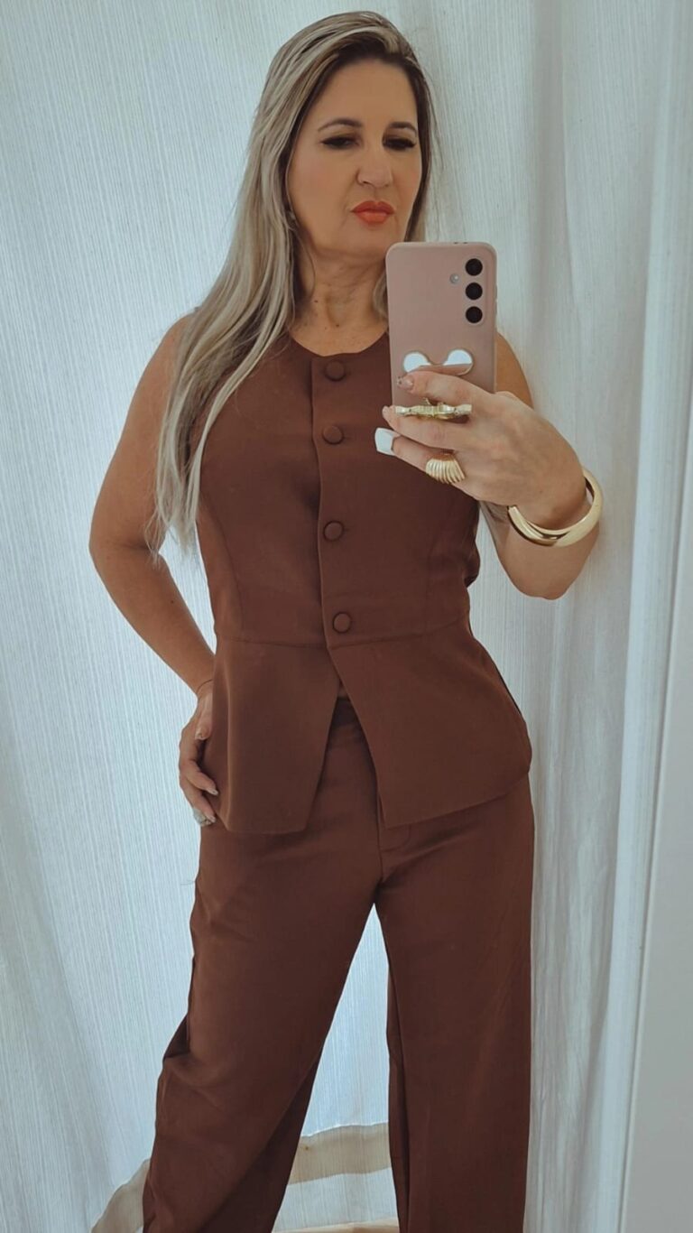 Conjunto calça com corsetet de botões na frente. Alfaiataria, Marrom. G