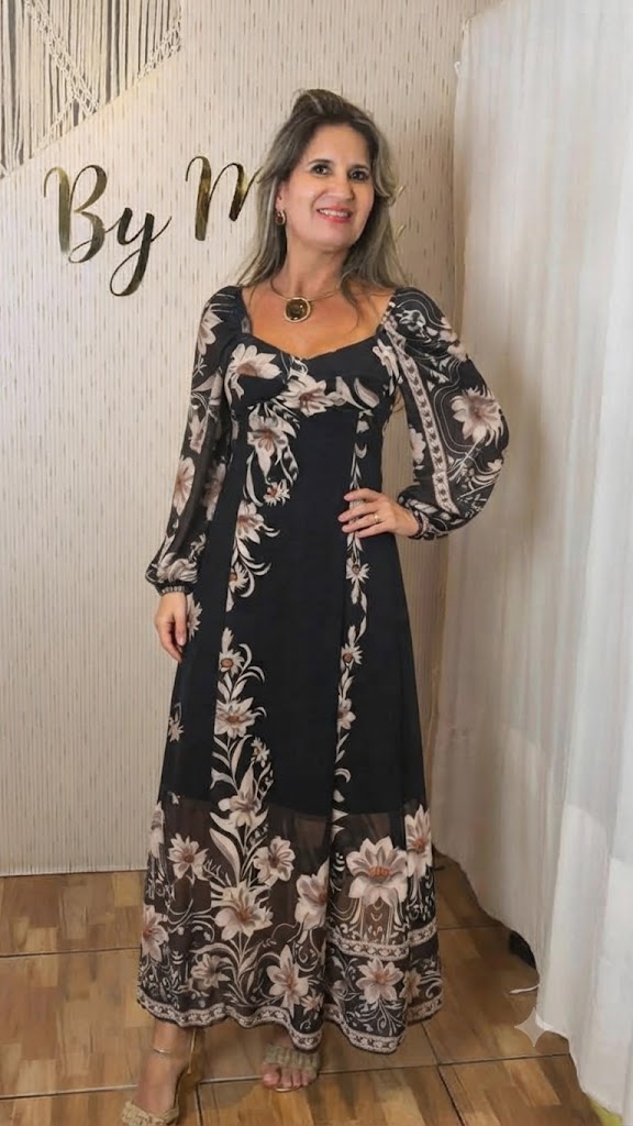 Vestido longo manga longa com bojo, tule, cor preto com detalhes flores bege. U