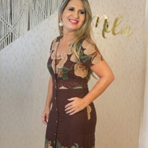 Vestido longo, botões na frente, manga, viscose, cor marrom fores bege. G