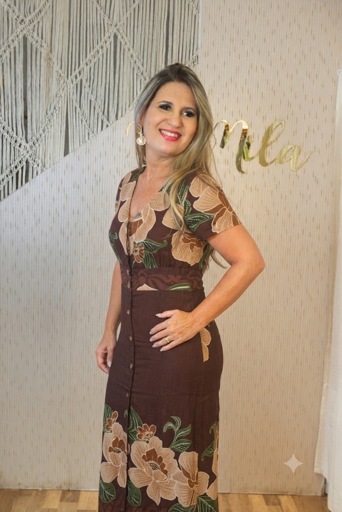 Vestido longo, botões na frente, manga, viscose, cor marrom fores bege. G