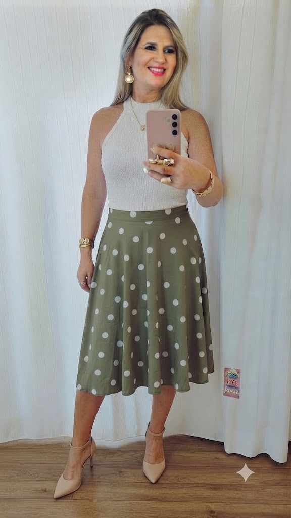 Saia evassê, cor verde com bolinhas brancas, póa branco. tricoline, M