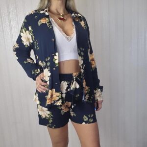 Conjunto short e camisa, viscose, na cor azul marinho, flores rose.M