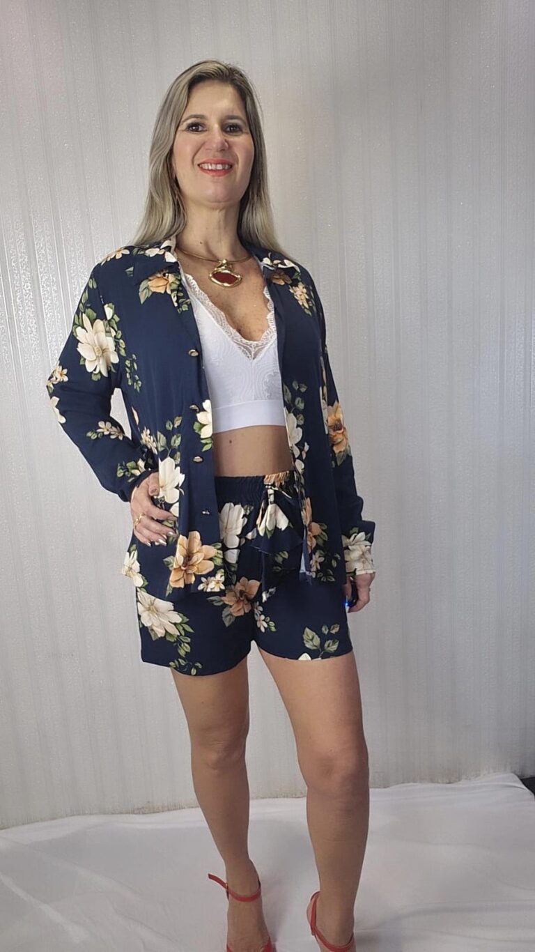 Conjunto short e camisa, viscose, na cor azul marinho, flores rose.M