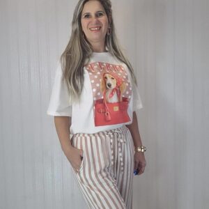T-shirt com estampa.