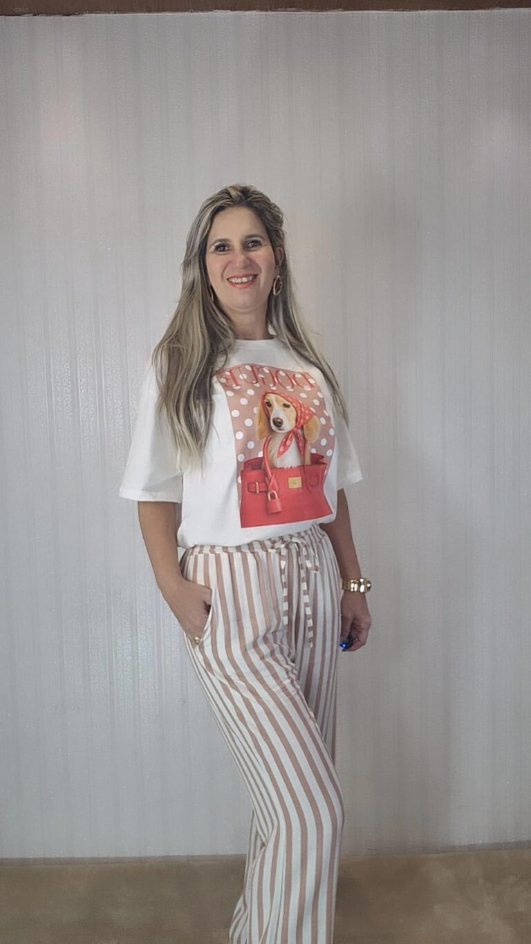 T-shirt com estampa.