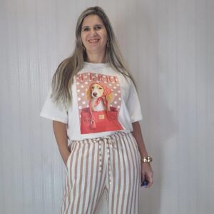 Calça pantalona com elástico.