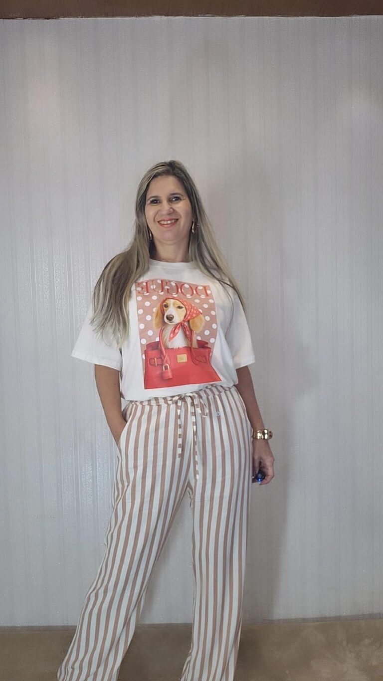 Calça pantalona com elástico.