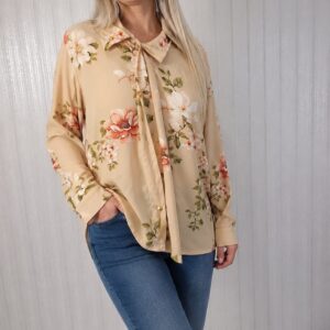 Blusa com alça e babado.