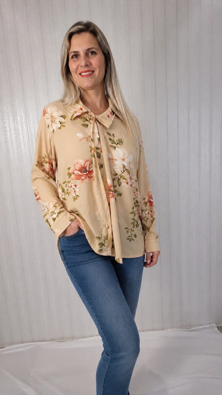 Blusa com alça e babado.