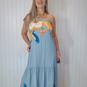 Vestido com alcinha gola reta.