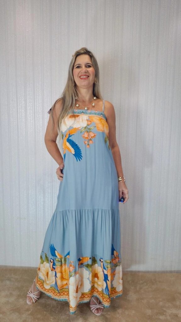 Vestido com alcinha gola reta.