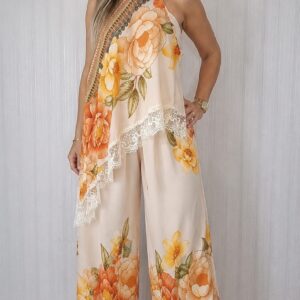 Conjunto calça e bata assimétrica com renda.