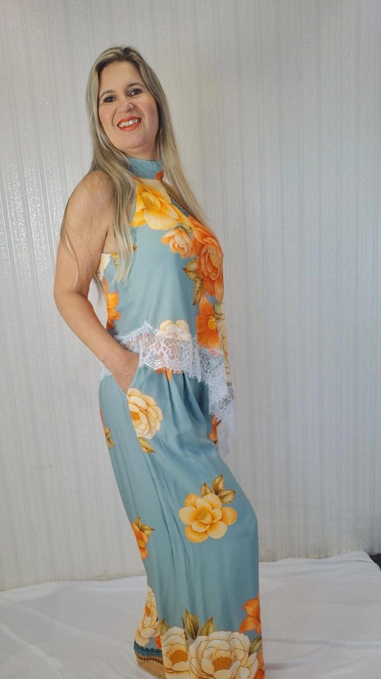Conjunto calça e bata assimétrica com renda.